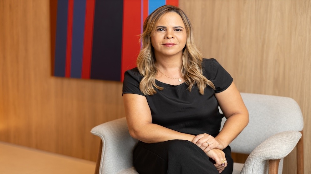 Maria Neves, Head of Customer Service at Esportes da Sorte, smiling and seated. She leads the company's customer care transformation, integrating AI with empathy and responsible gaming.