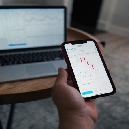 Illinois Sports Betting Sees Sharp Drop in Wagers Amidst Record Handle Due to Surcharges