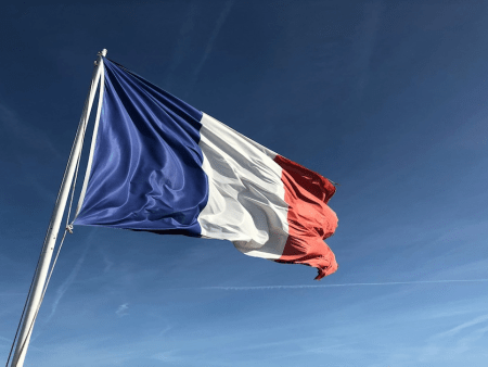 France Divided: Online vs. Land-Based Gambling War Erupts Over iCasino Legalization
