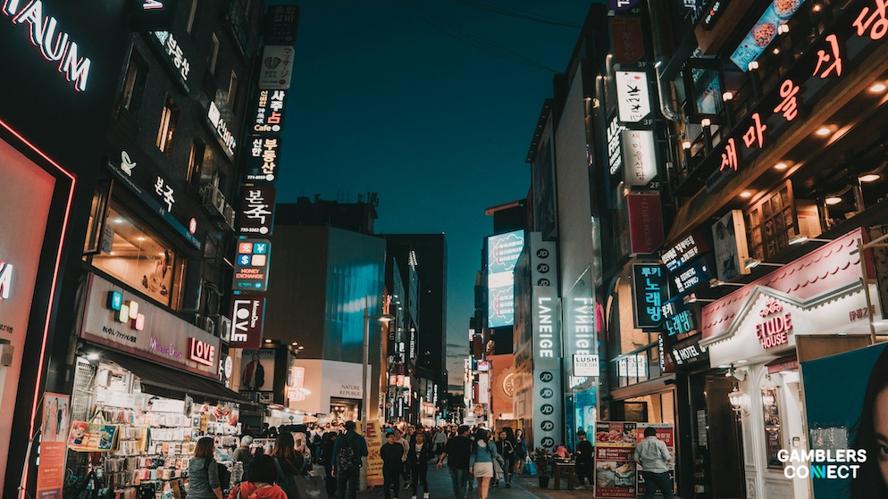 A graphic displaying the increasing financial rewards for reporting illegal gambling activities in South Korea.