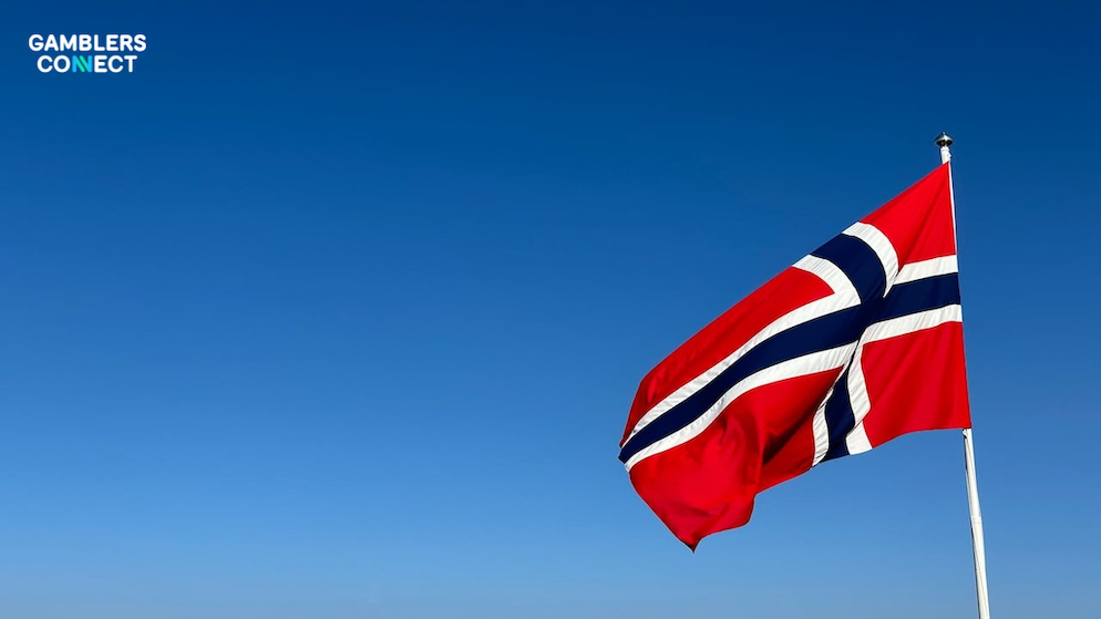 The Norwegian flag waving against a clear blue sky, representing the renewal of the Pantelotteriet license by the Norwegian Gambling Authority.