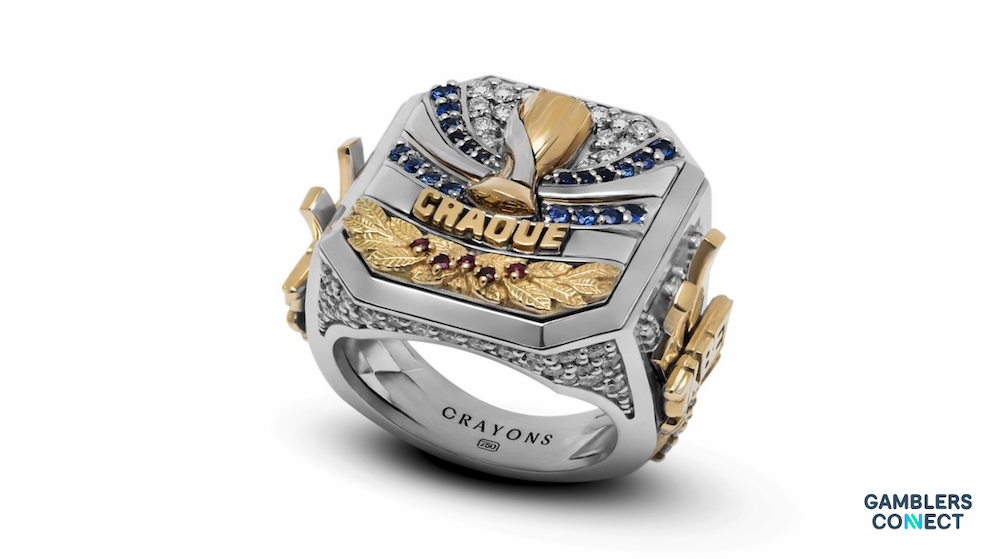 Flaco López wins 7K Bet's MVP Trophy in the form of a 18k gold ring.