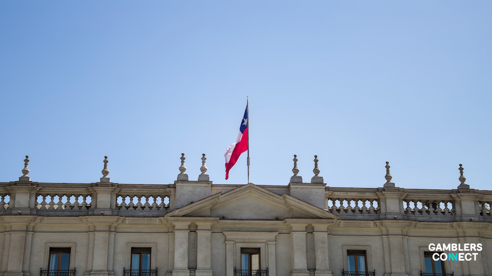 A CGR report has identified 910 Chilean public officials who bypassed legal betting bans, wagering billions of pesos.
