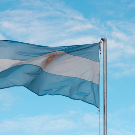 Rivadavia Proposes Strict Ban on Online Gambling Ads Near Schools and Sports Clubs