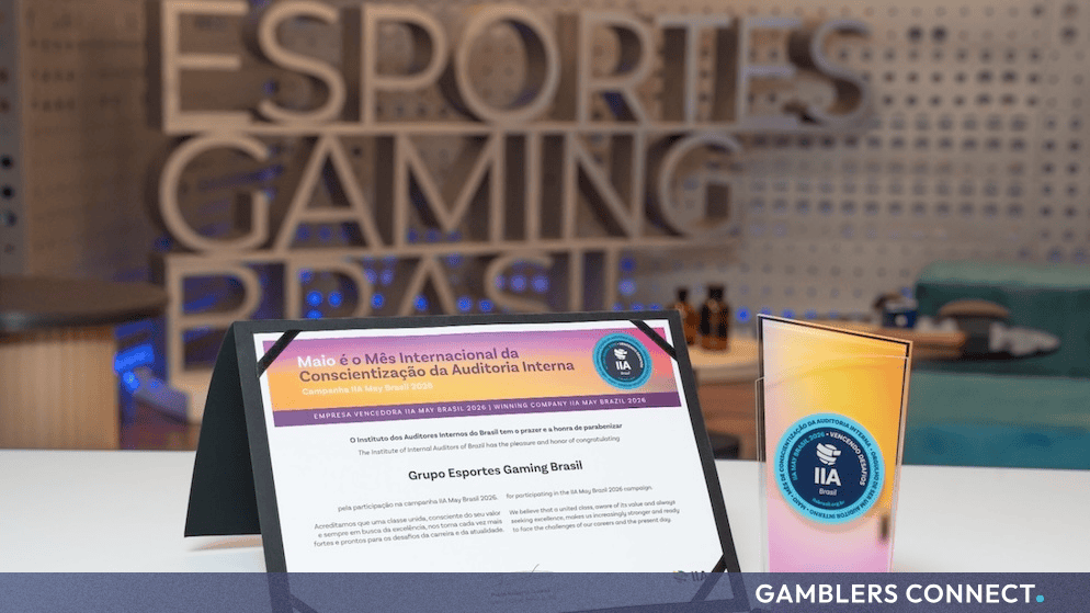 Official IIA May Brazil 2026 Winning Company certificate and trophy displayed in front of the Esportes Gaming Brasil corporate background.