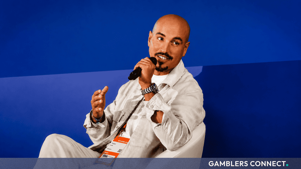 Luis Alberto López Acuña speaking on a panel at an industry event against a blue backdrop.